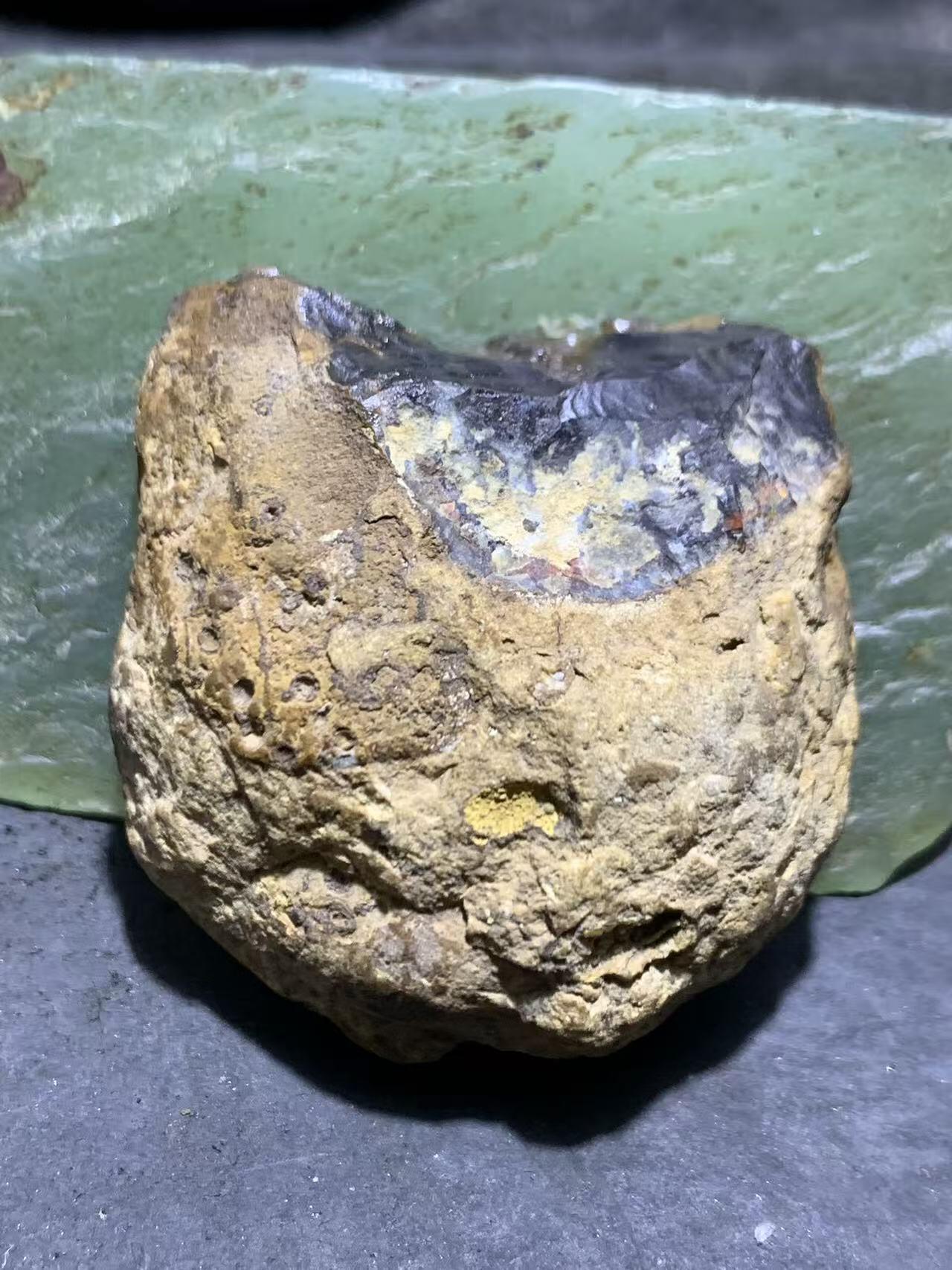 精美亚光原皮开窗料墨色草花纹战国红玛瑙原石摆件（把件）一个，