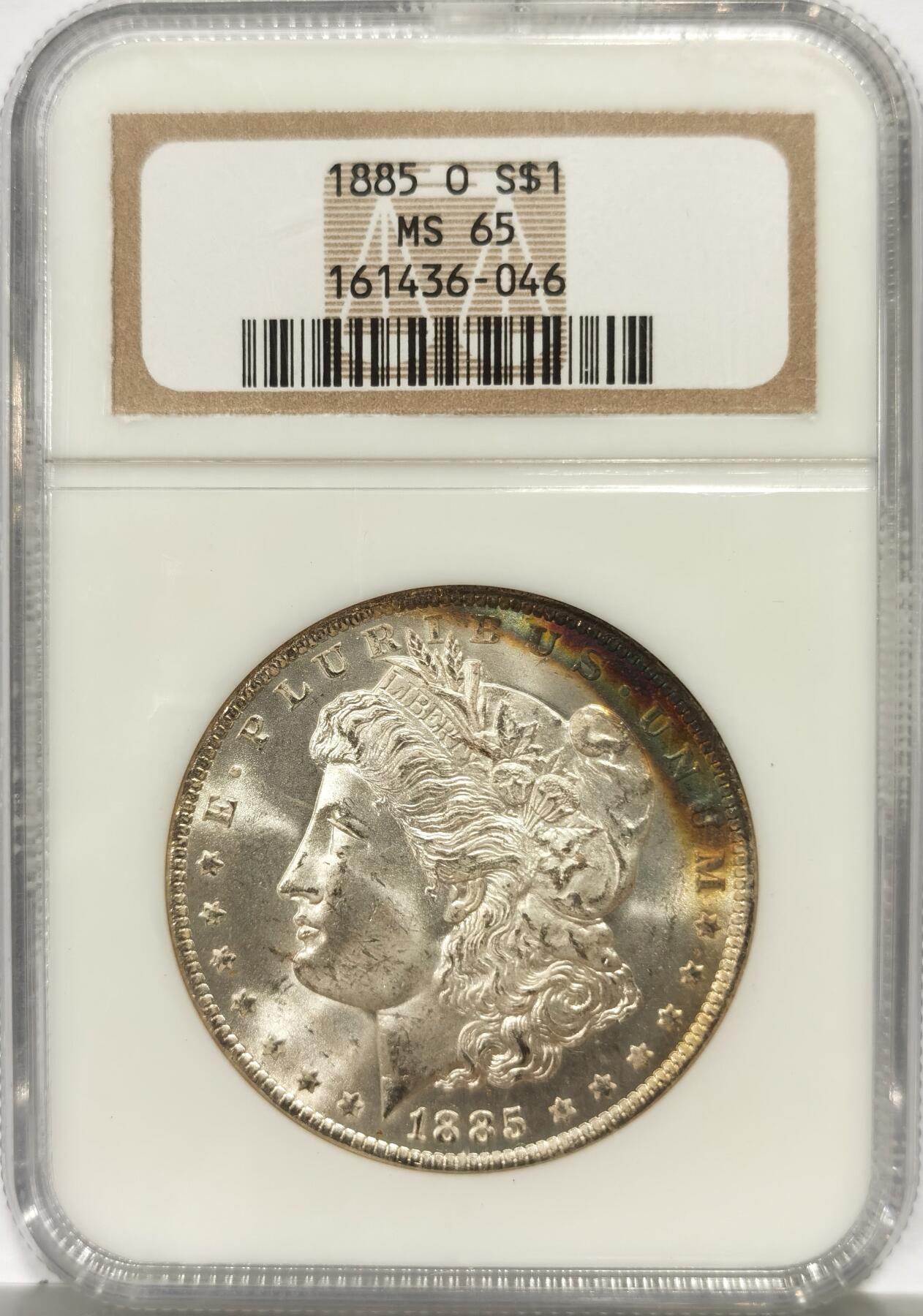 博洋堂世界钱币拍卖第140期（全场包邮） NGC MS65 美国1885年O版摩根，两面非常强烈的车轮转光，略有银霜感，女神面右上角彩虹包浆，似一轮弯月，非常漂亮，老盒子，有希望博更高分