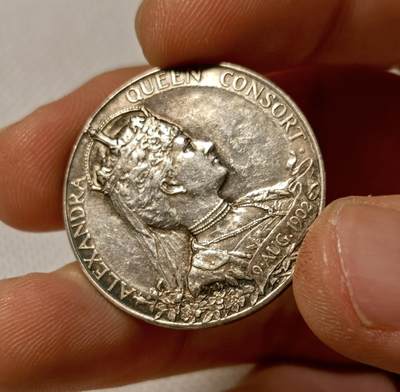 甄臻铺-世界币章拍卖（第34期），送拍享返佣金等优惠多多 英国1902年爱德华七世登基银章银 光璀璨，铸工厚重，正面为爱德华七世半身像，背面雕饰精美，细节锐利，保存状态优异。铭记王权更迭的历史时刻，百年英伦气息凝于章面，尽显帝国时代的庄严与典雅，直径31mm，重12.8g