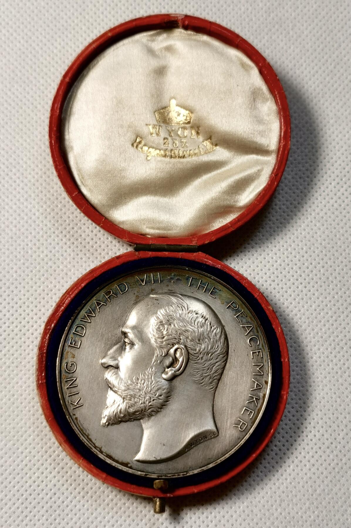 甄臻铺-世界币章拍卖（第34期），送拍享返佣金等优惠多多 INTER-PARLIAMENTARY CONFERENCE LONDON 1906年 伦敦国际议会会议纪念铜镀银章，正面爱德华七世头像，背面西敏宫和平女神图案，重74.5g，直径51.2mm