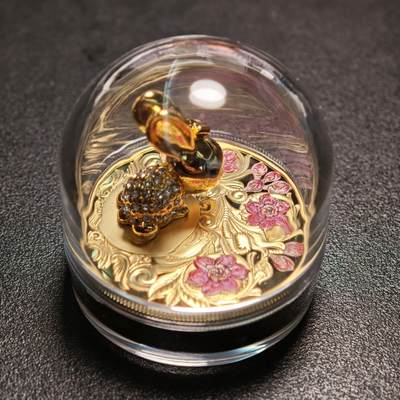 【德藏】世界币章拍卖第147期（拍品征集中~欢迎藏友联系） - 2023年 中国"兔与花"幻彩3D立体镀金纪念章 立体感及幻彩效果十足 直径约：40mm，重约：42.8g