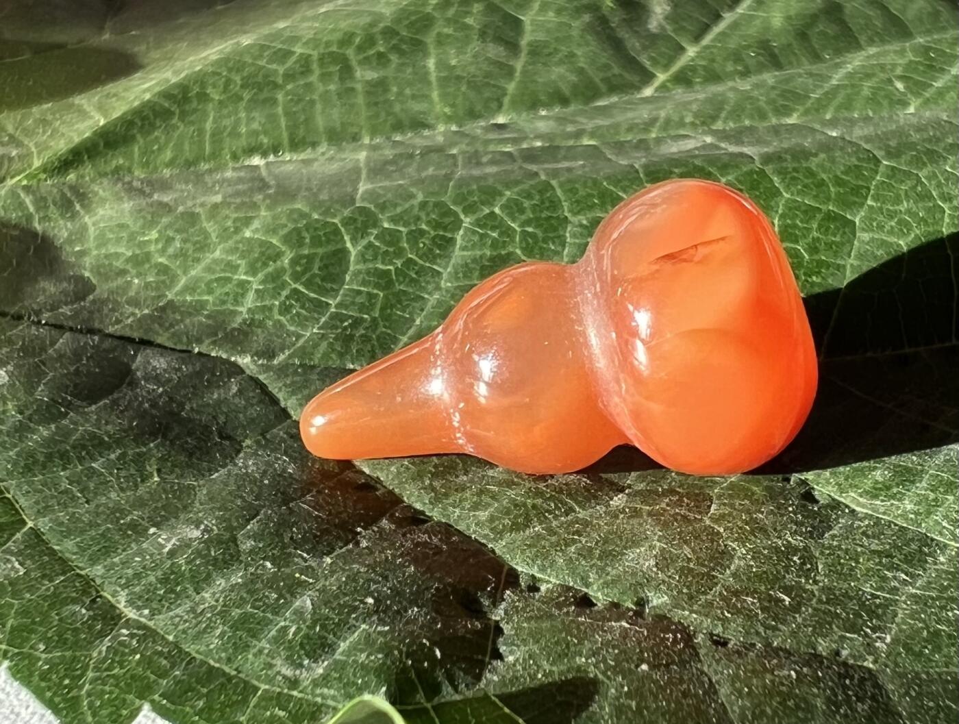 零元拍：漂亮的南红玛瑙葫芦，纯手工，尺寸约：大肚 13，小肚 10，高 23MM，4.1克，因为拍照环境以及光线的变化，颜色以实物为准。