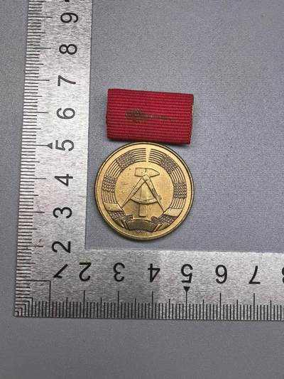 小驴勋章奖章收藏9月20日星期六晚18点拍卖（收有偿代拍，送拍规则在简介最后，参拍须阅读规则后再参拍，关系到运费包装发货时效真假辨别等关键信息，店主微信码在最后一拍品） - 东德周年纪念章缺个条