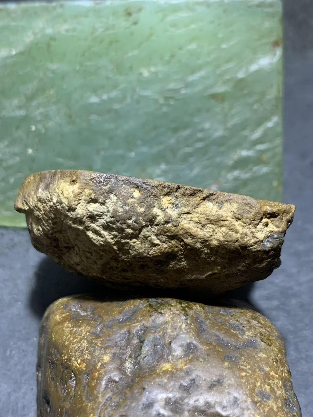精美亚光原皮开窗料墨色草花纹战国红玛瑙原石摆件（把件）一个，