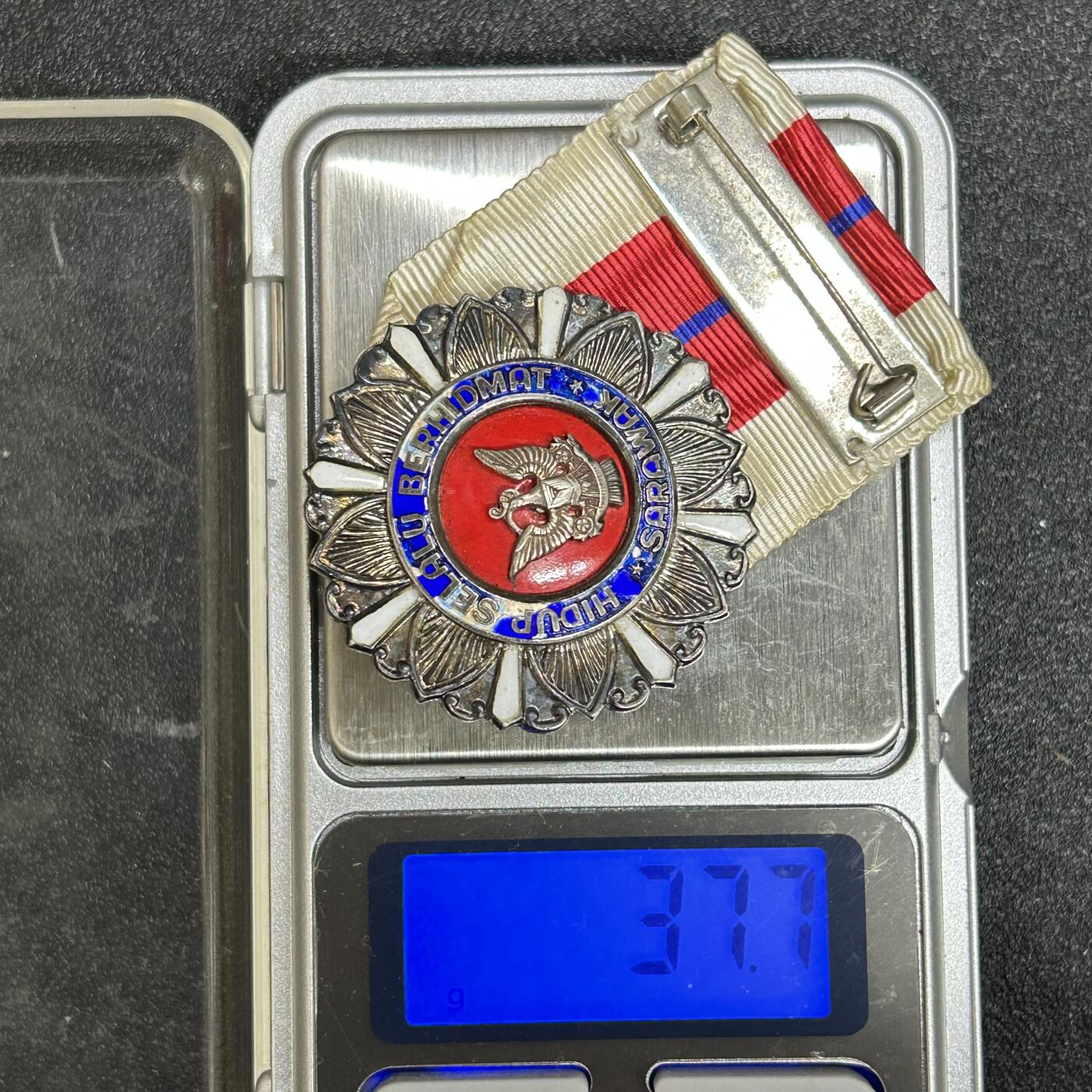 西秦中古拍卖第五十八期 马来西亚沙捞越杰出服务奖章 早期版 银质 非常厚重