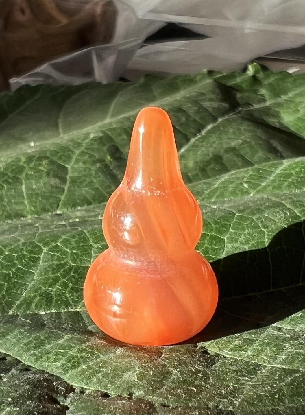 零元拍：漂亮的南红玛瑙葫芦，纯手工，尺寸约：大肚 13，小肚 10，高 23MM，4.1克，因为拍照环境以及光线的变化，颜色以实物为准。