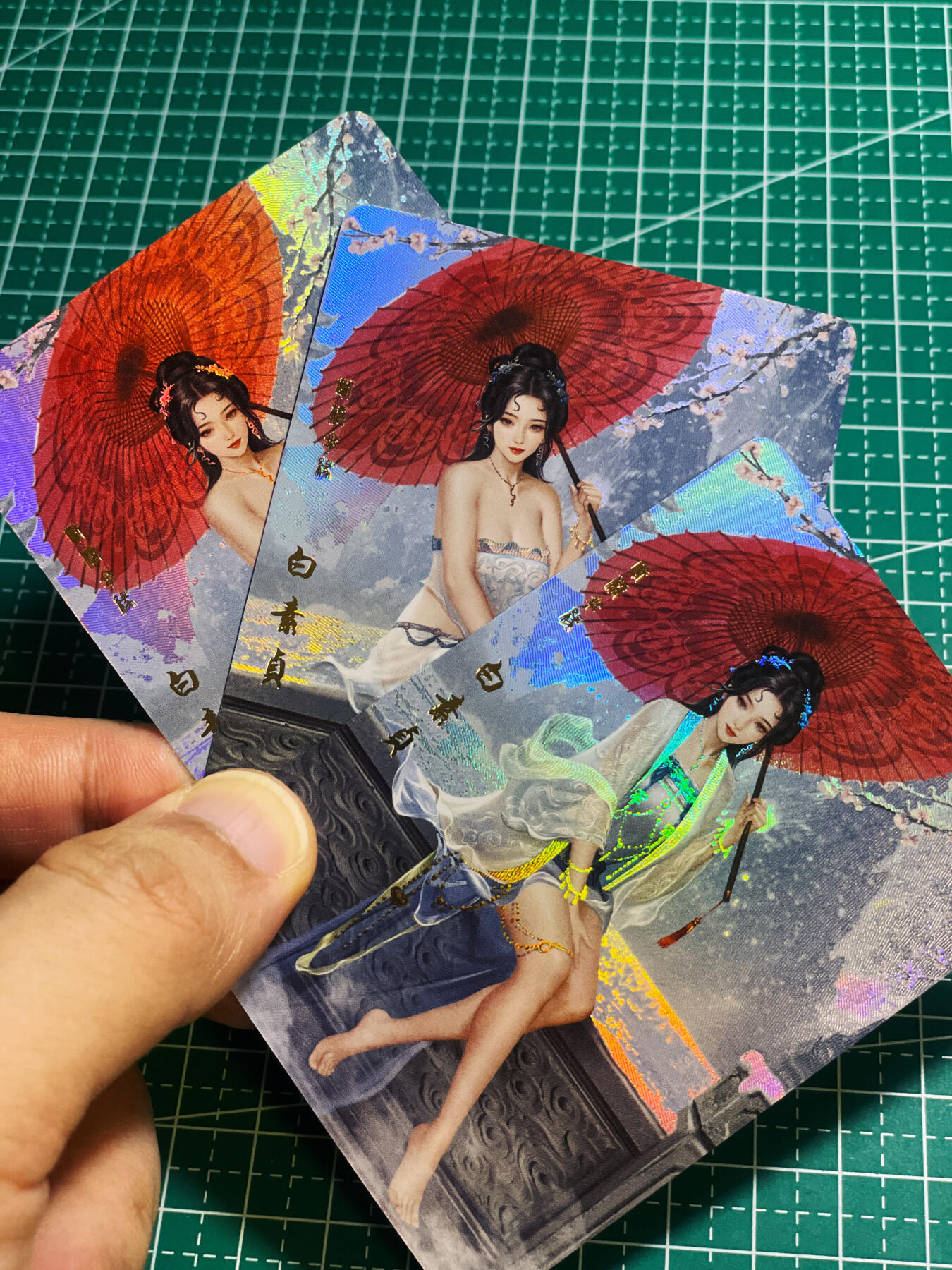 【关注参拍有赠卡】显眼宝32期  9.17日晚21:40结束 卡颜月色卡牌 月华录 白素贞 一套三张 三渐变含有艺术 折光彩闪  63*88