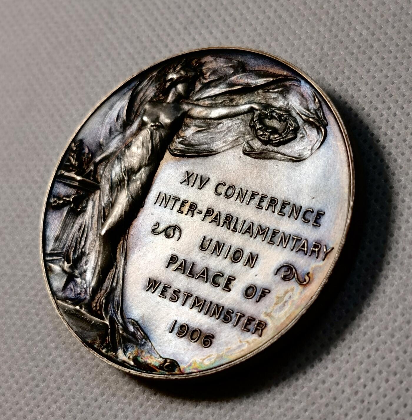 甄臻铺-世界币章拍卖（第34期），送拍享返佣金等优惠多多 INTER-PARLIAMENTARY CONFERENCE LONDON 1906年 伦敦国际议会会议纪念铜镀银章，正面爱德华七世头像，背面西敏宫和平女神图案，重74.5g，直径51.2mm