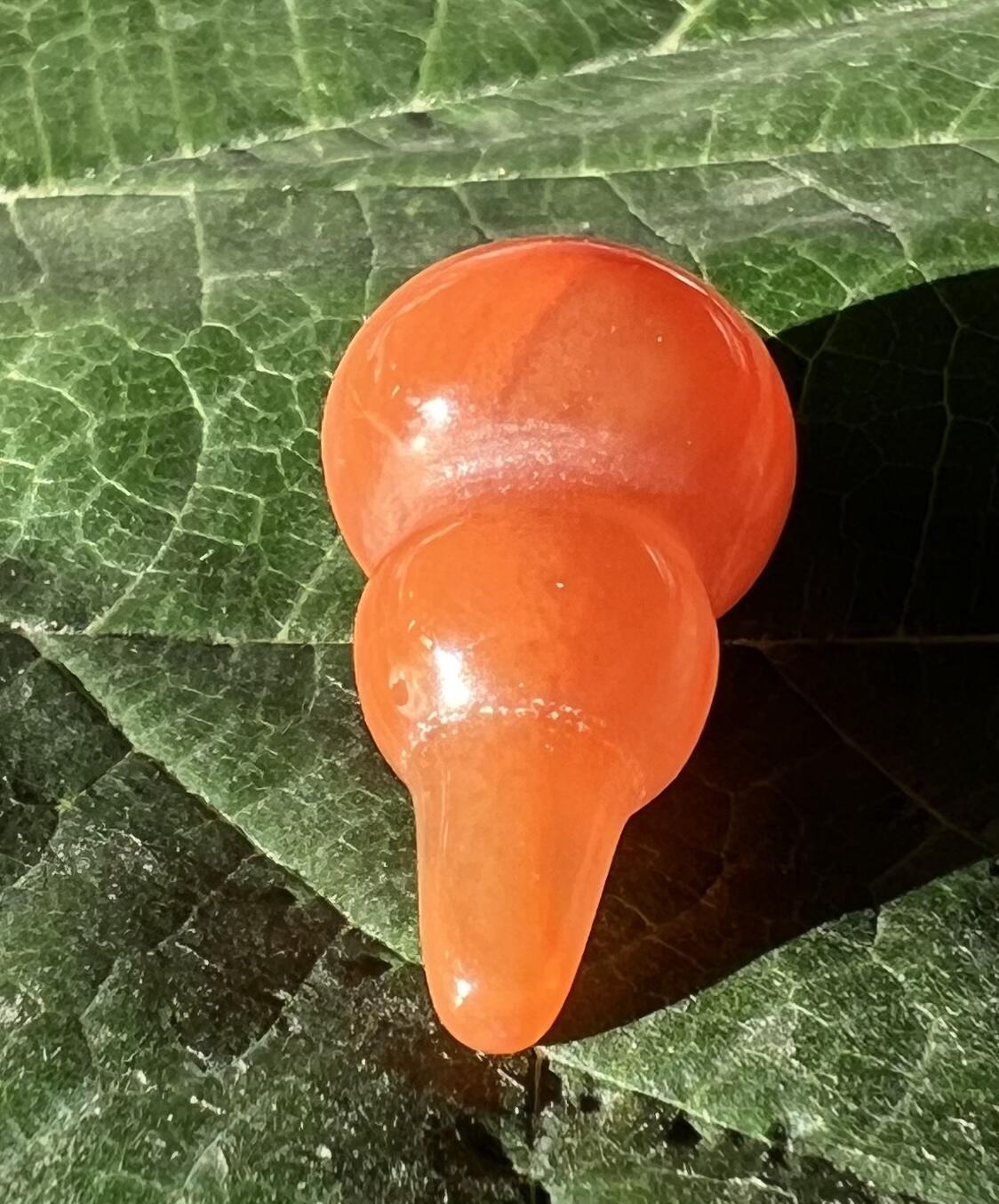 零元拍：漂亮的南红玛瑙葫芦，纯手工，尺寸约：大肚 13，小肚 10，高 23MM，4.1克，因为拍照环境以及光线的变化，颜色以实物为准。