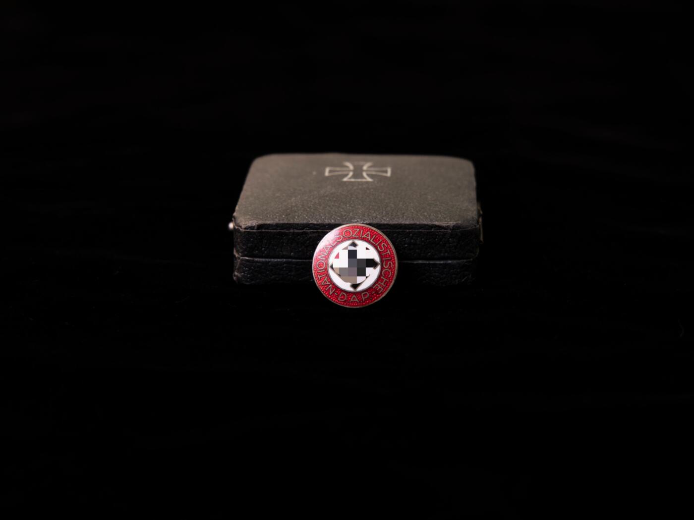 铭记历史！以史为鉴！戎马世界章牌大赏第105期 德章专场 铭记历史！德三党徽  铜制荔枝珐琅 非常好看，不包括后面的盒子