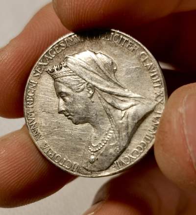 甄臻铺-世界币章拍卖（第34期），送拍享返佣金等优惠多多 英国1897年维多利亚登基六十周年纪念小银章，重9.7g，直径26mm