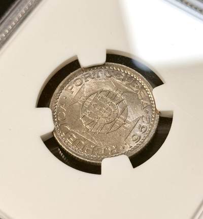 甄臻铺-世界币章拍卖（第34期），送拍享返佣金等优惠多多 NGC-MS65 1952年澳门50毫，卷拆，2枚一组