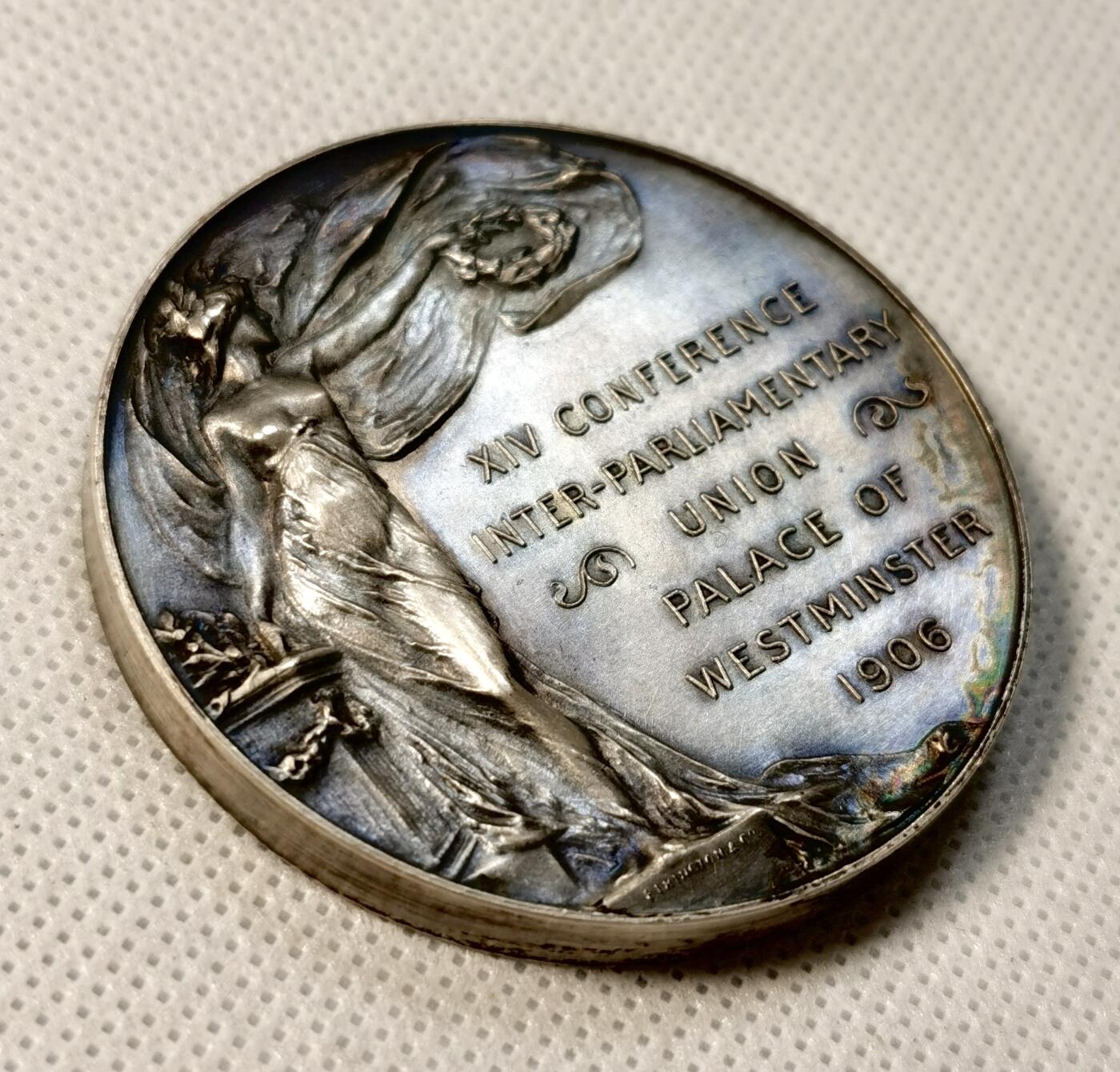 甄臻铺-世界币章拍卖（第34期），送拍享返佣金等优惠多多 INTER-PARLIAMENTARY CONFERENCE LONDON 1906年 伦敦国际议会会议纪念铜镀银章，正面爱德华七世头像，背面西敏宫和平女神图案，重74.5g，直径51.2mm