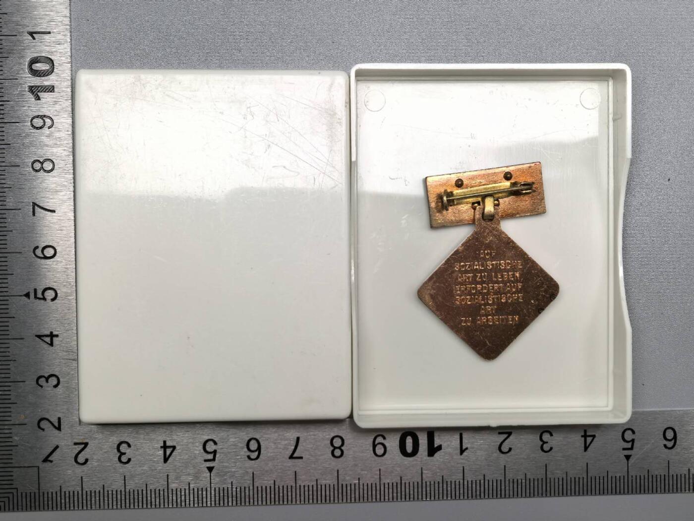 小驴勋章奖章收藏9月20日星期六晚18点拍卖（收有偿代拍，送拍规则在简介最后，参拍须阅读规则后再参拍，关系到运费包装发货时效真假辨别等关键信息，店主微信码在最后一拍品）