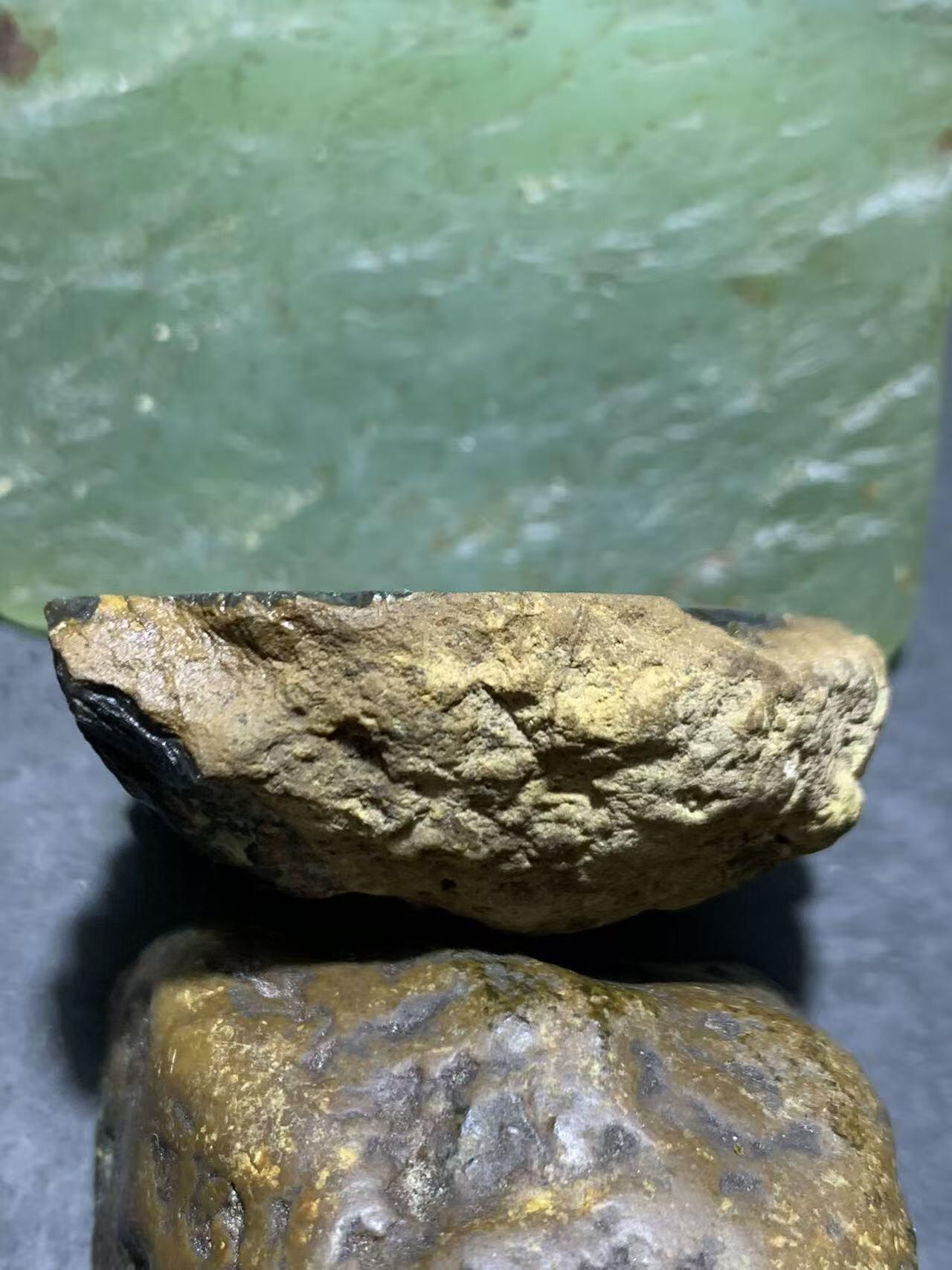 精美亚光原皮开窗料墨色草花纹战国红玛瑙原石摆件（把件）一个，