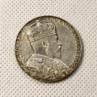 甄臻铺-世界币章拍卖（第34期），送拍享返佣金等优惠多多 - 英国1902年爱德华七世登基银章银 光璀璨，铸工厚重，正面为爱德华七世半身像，背面雕饰精美，细节锐利，保存状态优异。铭记王权更迭的历史时刻，百年英伦气息凝于章面，尽显帝国时代的庄严与典雅，直径31mm，重12.8g