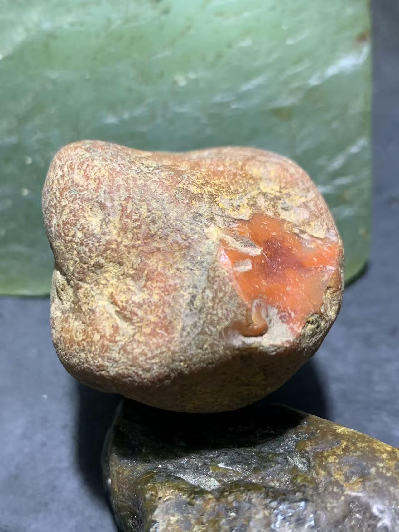 精美红皮开窗料柿子红南红玛瑙原石一颗