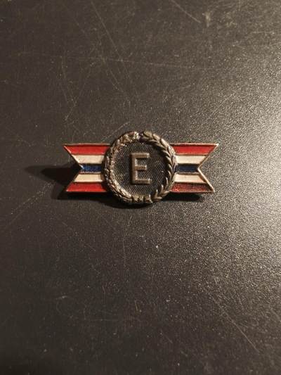 老王徽章第150期 - 美国二战海陆军卓越生产奖章 925银  主要授予对陆军和海军物资供应做出杰出贡献的制造厂商。