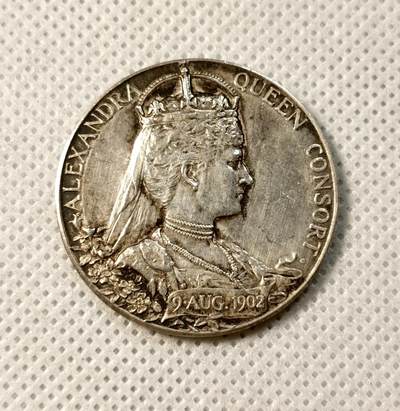 甄臻铺-世界币章拍卖（第34期），送拍享返佣金等优惠多多 英国1902年爱德华七世登基银章银 光璀璨，铸工厚重，正面为爱德华七世半身像，背面雕饰精美，细节锐利，保存状态优异。铭记王权更迭的历史时刻，百年英伦气息凝于章面，尽显帝国时代的庄严与典雅，直径31mm，重12.8g