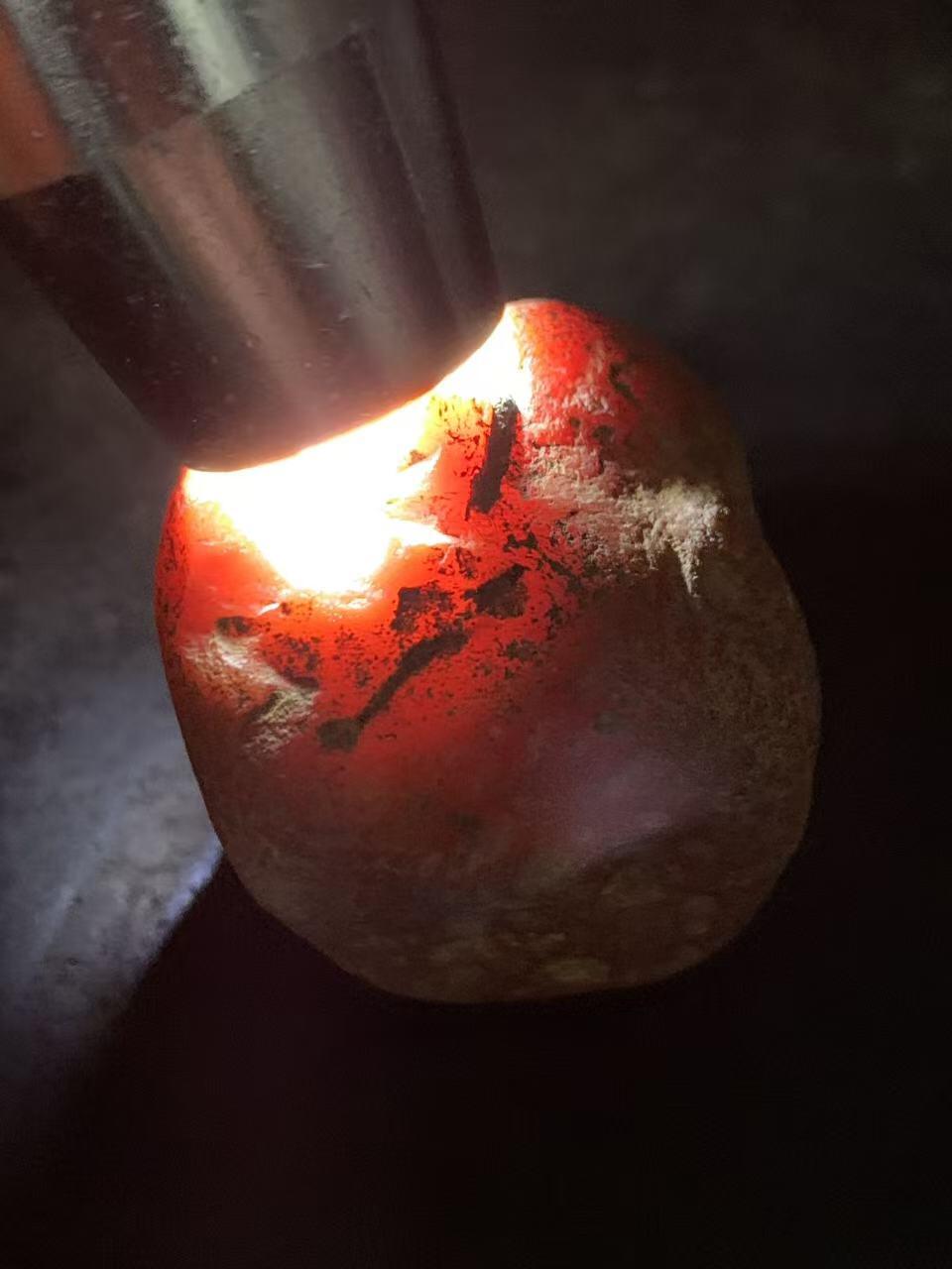 精美红皮开窗料柿子红南红玛瑙原石一颗