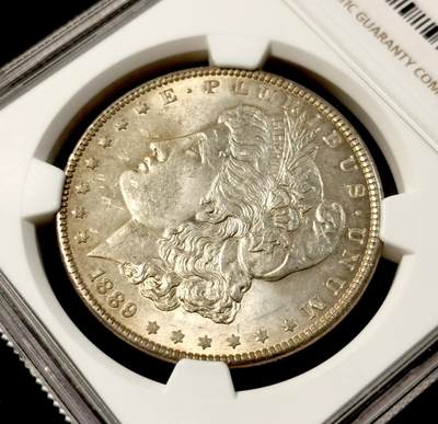 甄臻铺-世界币章拍卖（第34期），送拍享返佣金等优惠多多 NGC-MS62 美国1889摩根银元 带一点淡淡的包浆 底板不错 个人送评 上海N有点压分了 状态很不错