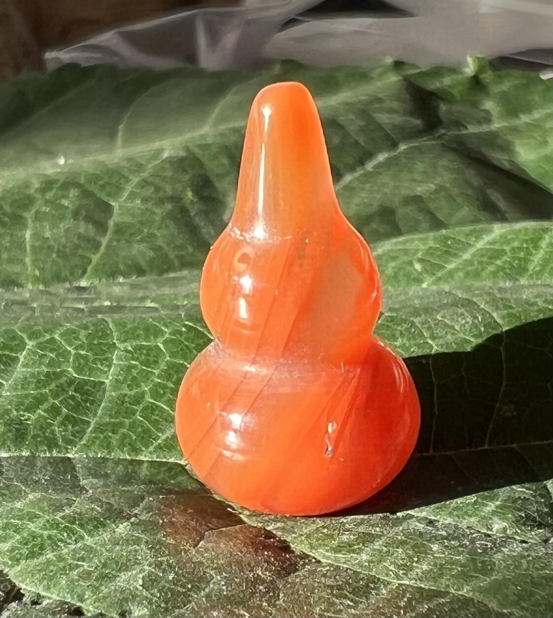 零元拍：漂亮的南红玛瑙葫芦，纯手工，尺寸约：大肚 13，小肚 10，高 23MM，4.1克，因为拍照环境以及光线的变化，颜色以实物为准。