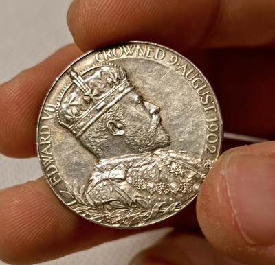 甄臻铺-世界币章拍卖（第34期），送拍享返佣金等优惠多多 英国1902年爱德华七世登基银章银 光璀璨，铸工厚重，正面为爱德华七世半身像，背面雕饰精美，细节锐利，保存状态优异。铭记王权更迭的历史时刻，百年英伦气息凝于章面，尽显帝国时代的庄严与典雅，直径31mm，重12.8g