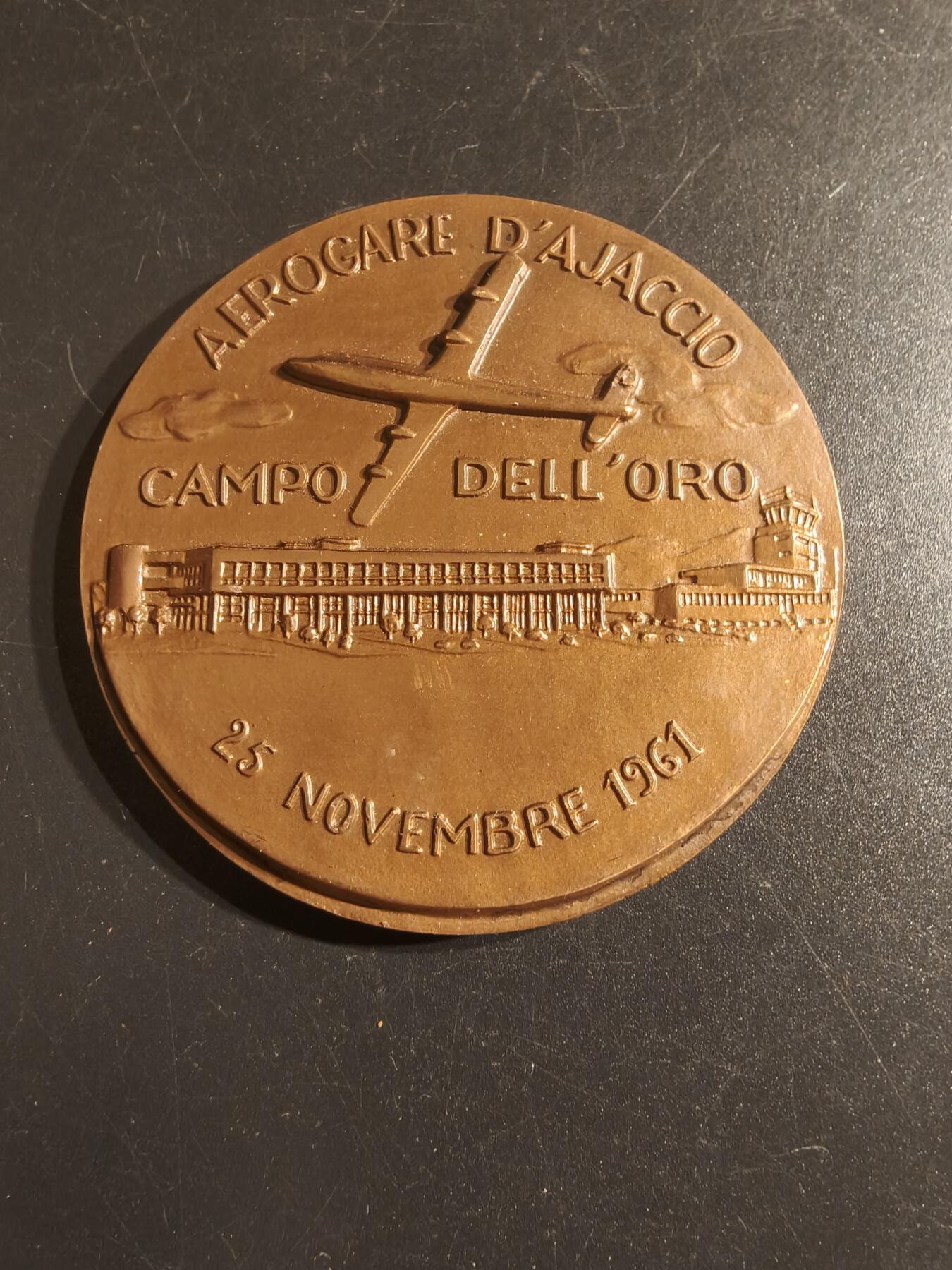 老王徽章第150期 法国阿雅克肖拿破仑·波拿巴机场（前身为“Campo dell'Oro机场”）1961年启用大铜章 直径64mm 重量113.6g