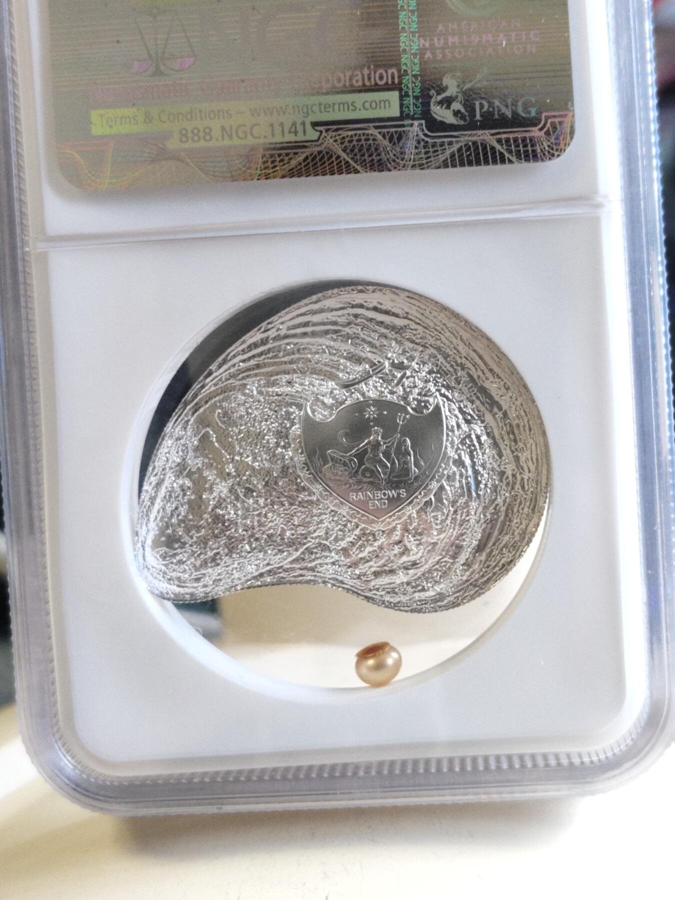 第176期拍卖【长期征集拍品】【欢度国庆中秋双节】 帕劳2014年玉蚌含珠镶珍珠异形纪念银币NGC-PF70无盒无证书，925银，25克，珍珠掉落
