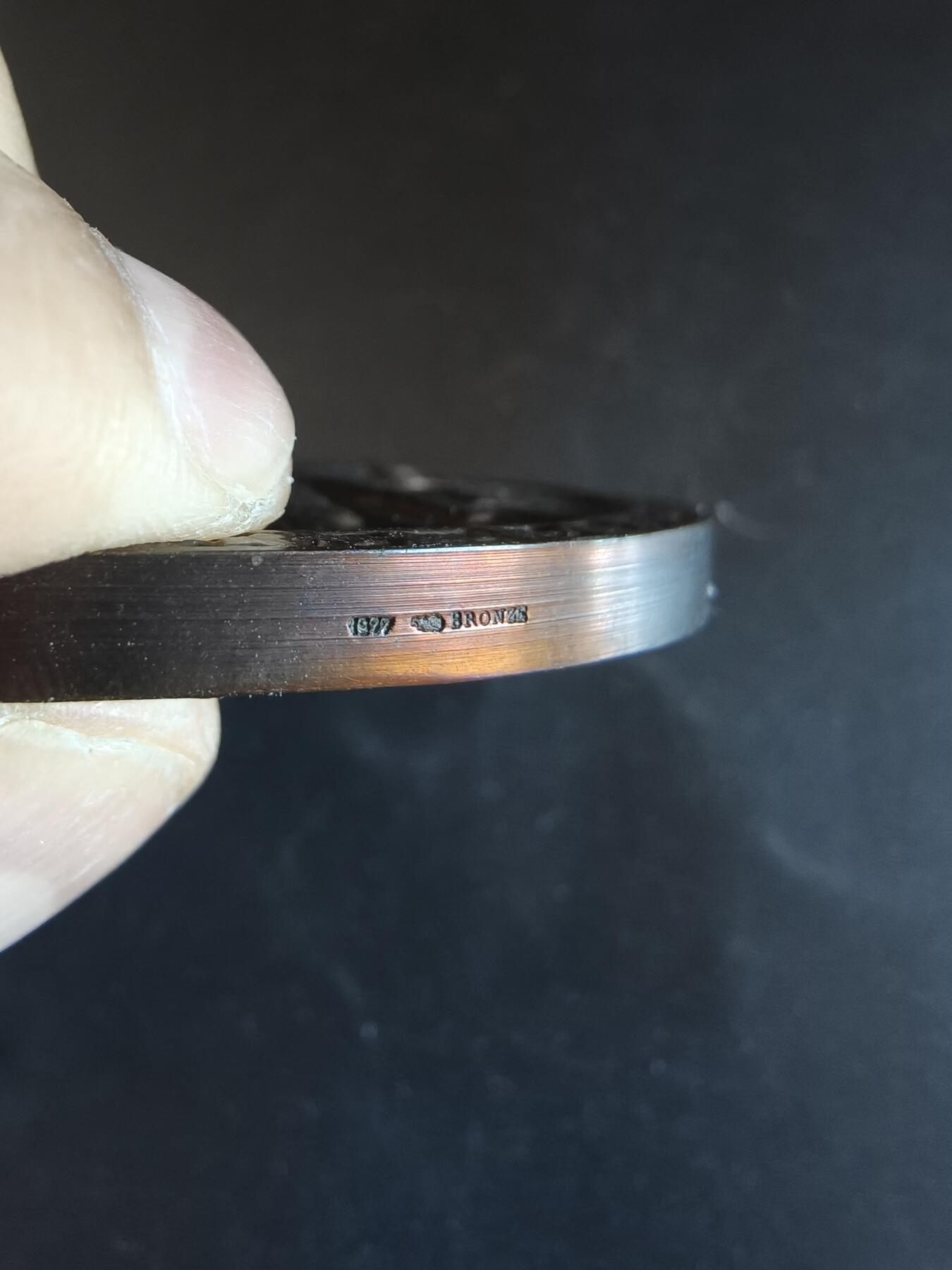 老王徽章第150期 法国国家多业态商业企业联合会大铜章    直径80mm    重量257.9g