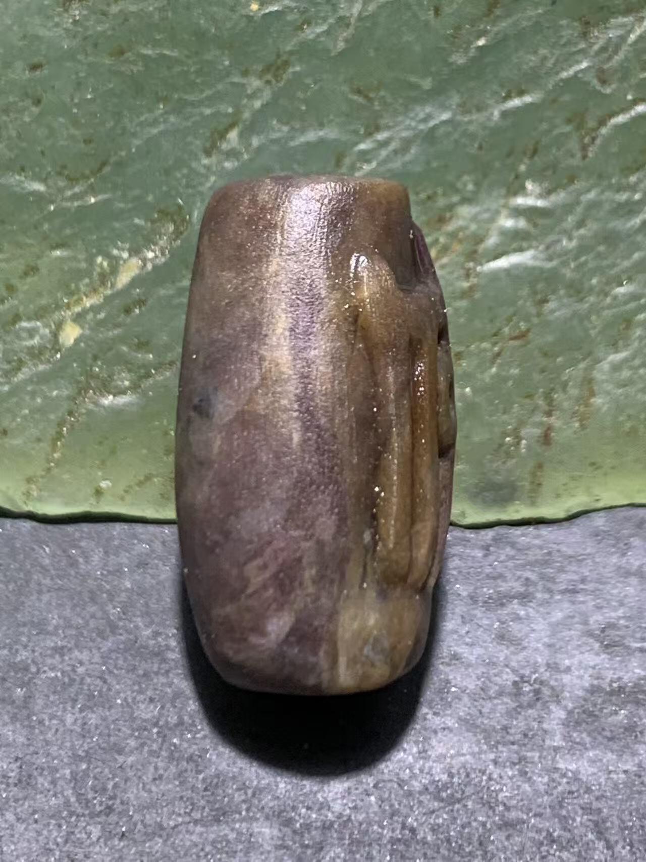 精美亚光战国红玛瑙手工雕刻佛字随形桶珠一个，