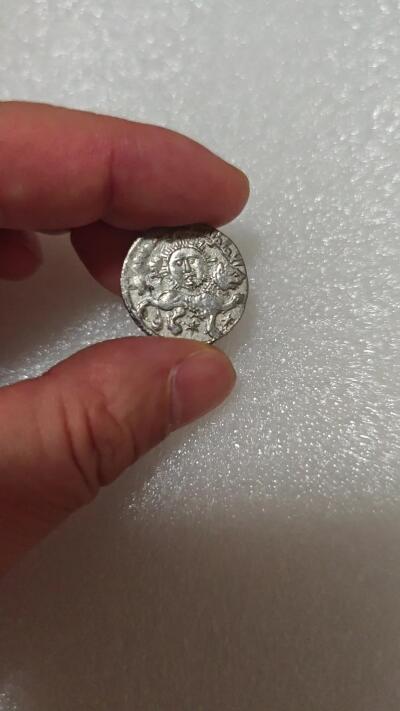 瓶子🏺第208期拍卖会  古中亚塞尔柱罗姆苏丹国太阳狮子银币清晰好品 公元1237-1246年苏丹凯斯霍鲁二世发行 正面是太阳狮子 传说狮子代表苏丹自己 太阳代表他的爱人格鲁吉亚公主塔玛 背面是yi si lan文 塞尔柱历史上最著名最漂亮的钱币  细节好品