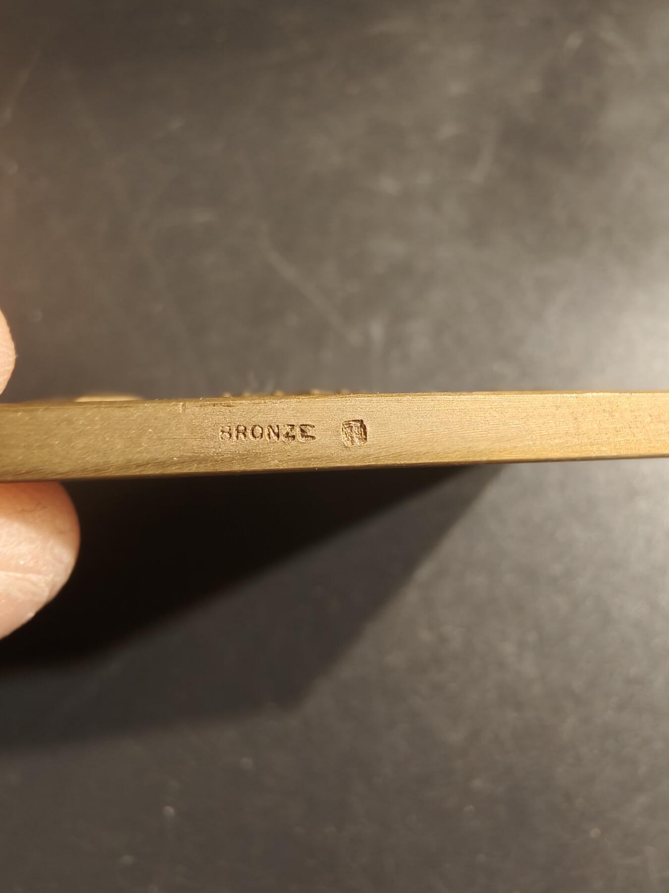 老王徽章第150期 法国朗格多克犬类协会展览方形大铜章    尺寸59×40mm   重量63.6g    1932年    带盒子