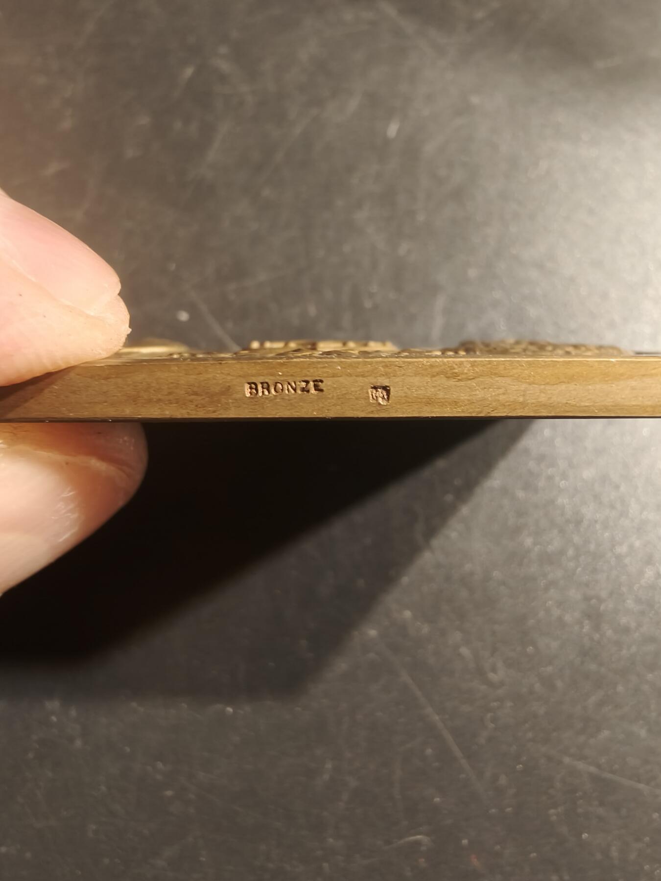 老王徽章第150期 法国朗格多克犬类协会展览方形大铜章    尺寸59×40mm   重量63.6g     1932年    带盒子