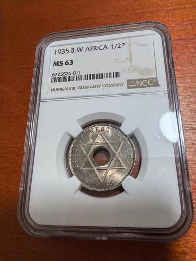 长老汇蛇年精选第四十八场拍卖 1935 英属西非乔治五世1/2便士中孔铜镍币，NGC MS63，更高5枚