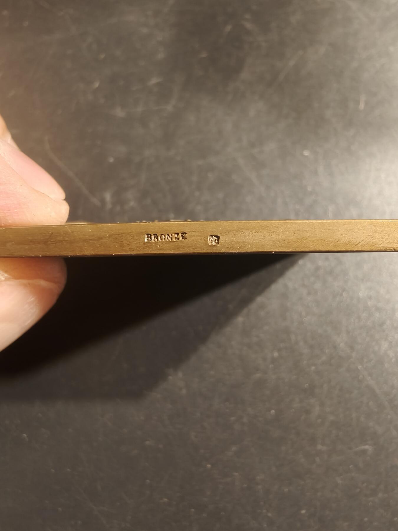 老王徽章第150期 法国朗格多克犬类协会展览方形大铜章    尺寸59×40mm   重量63.6g    1932年    带盒子
