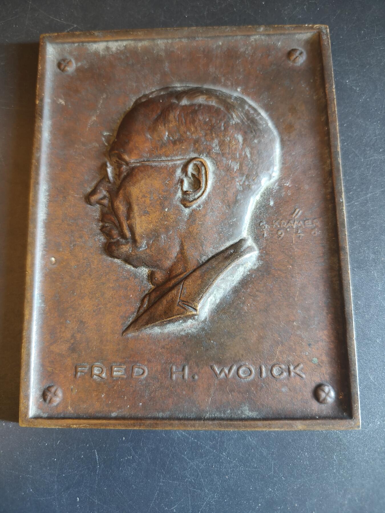 老王徽章第150期 法国FRED H. WOICK单面方形大铜章    尺寸10.5×14cm    重量423.4g