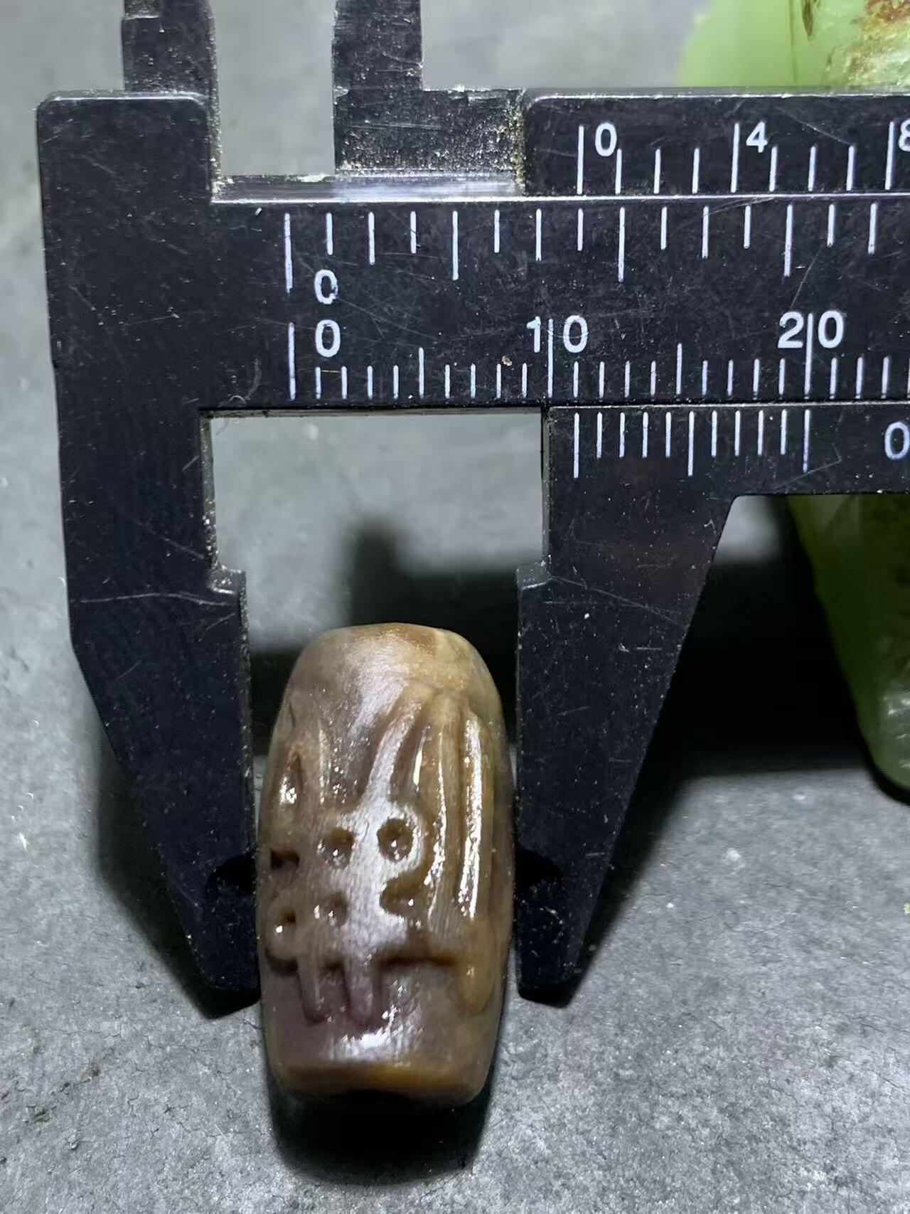 精美亚光战国红玛瑙手工雕刻佛字随形桶珠一个，
