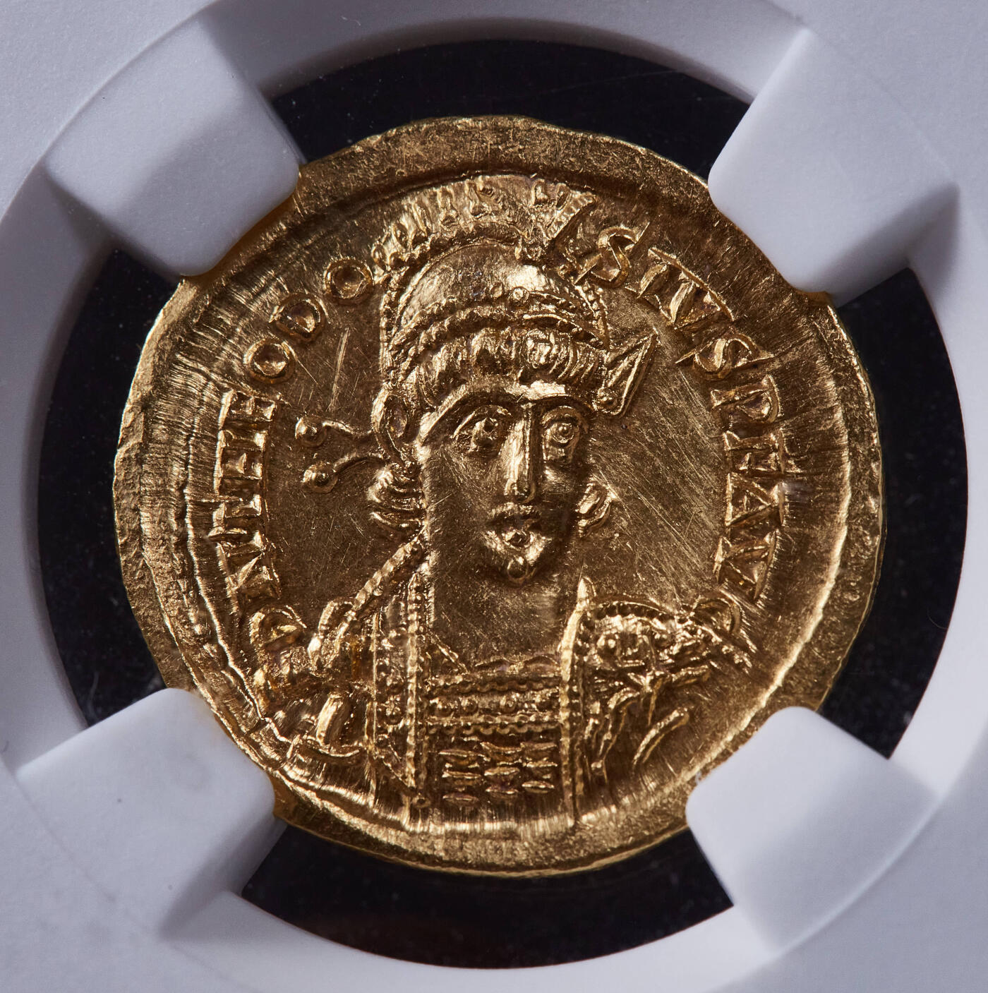 【俄甄集藏】金风送爽-2025年(042) 09-24星期三晚 19:30 全场包邮 拜占庭帝国（东罗马）公元430-440年狄奥多西二世1索利多金币，NGC MS( Str 5/5, Sur 2/5)，君士坦丁堡造币厂打制，正面皇帝持盾扛矛戎装半身像，盾牌上有骑兵图案，币文：我主狄奥多西，虔敬幸运的奥古斯都；背面为君士坦丁堡女神手托胜利女神坐像，打制周正，人像细节精美，五官清晰神态自然，名誉品种，收藏级佳品，直径：20mm，重：4.4克