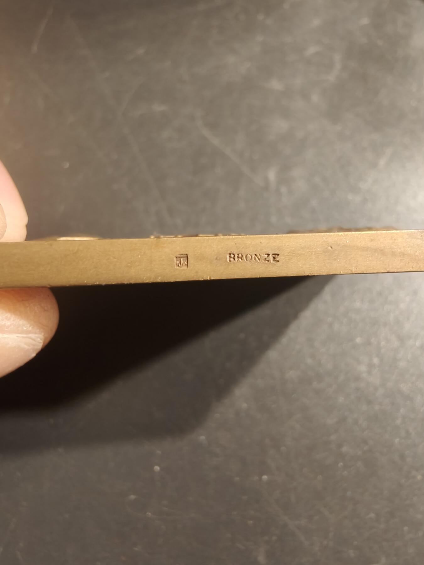 老王徽章第150期 法国朗格多克犬类协会展览方形大铜章    尺寸59×40mm   重量63.6g    1934年   带盒子