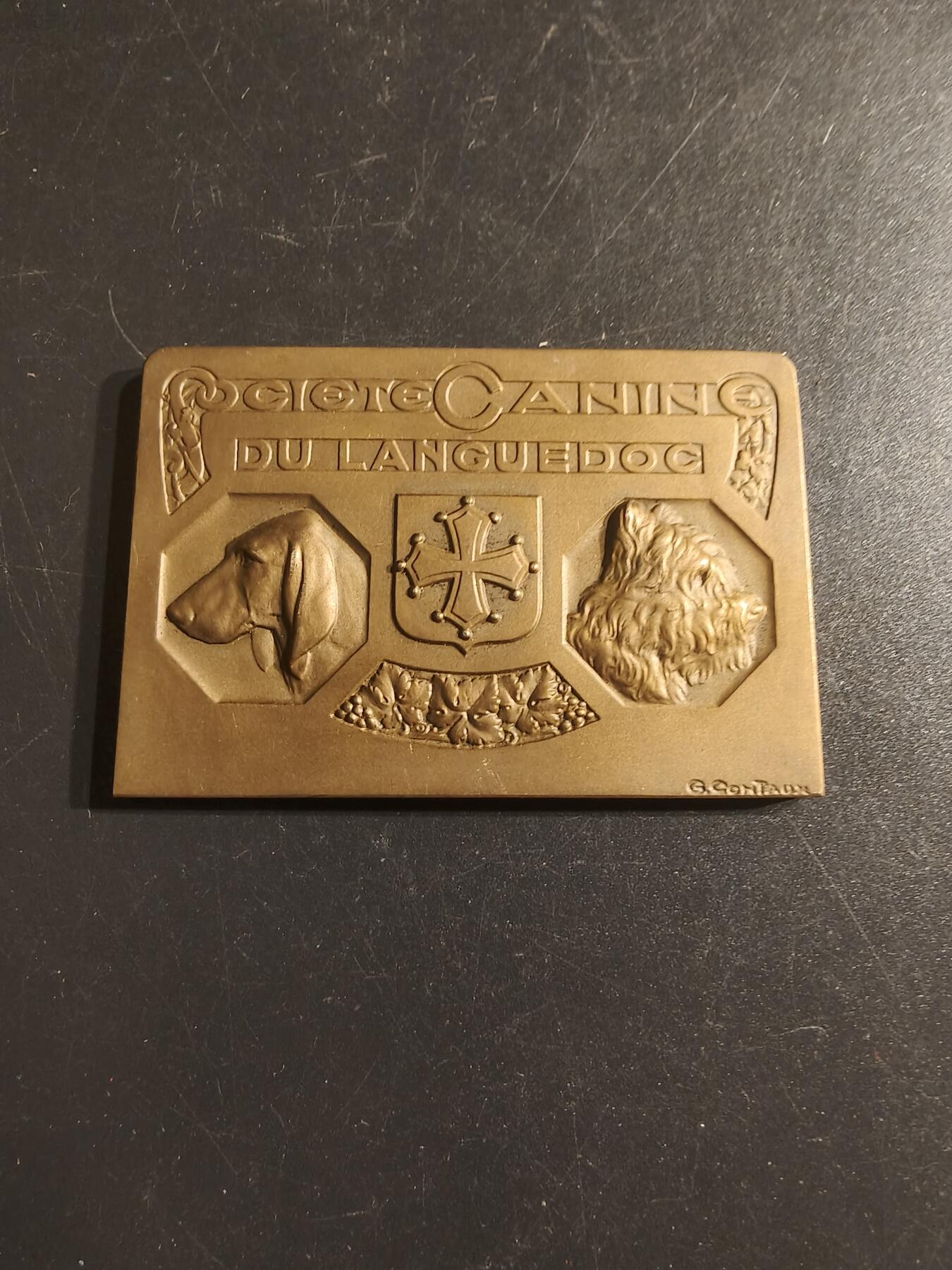 老王徽章第150期 法国朗格多克犬类协会展览方形大铜章    尺寸59×40mm   重量63.6g     1932年    带盒子