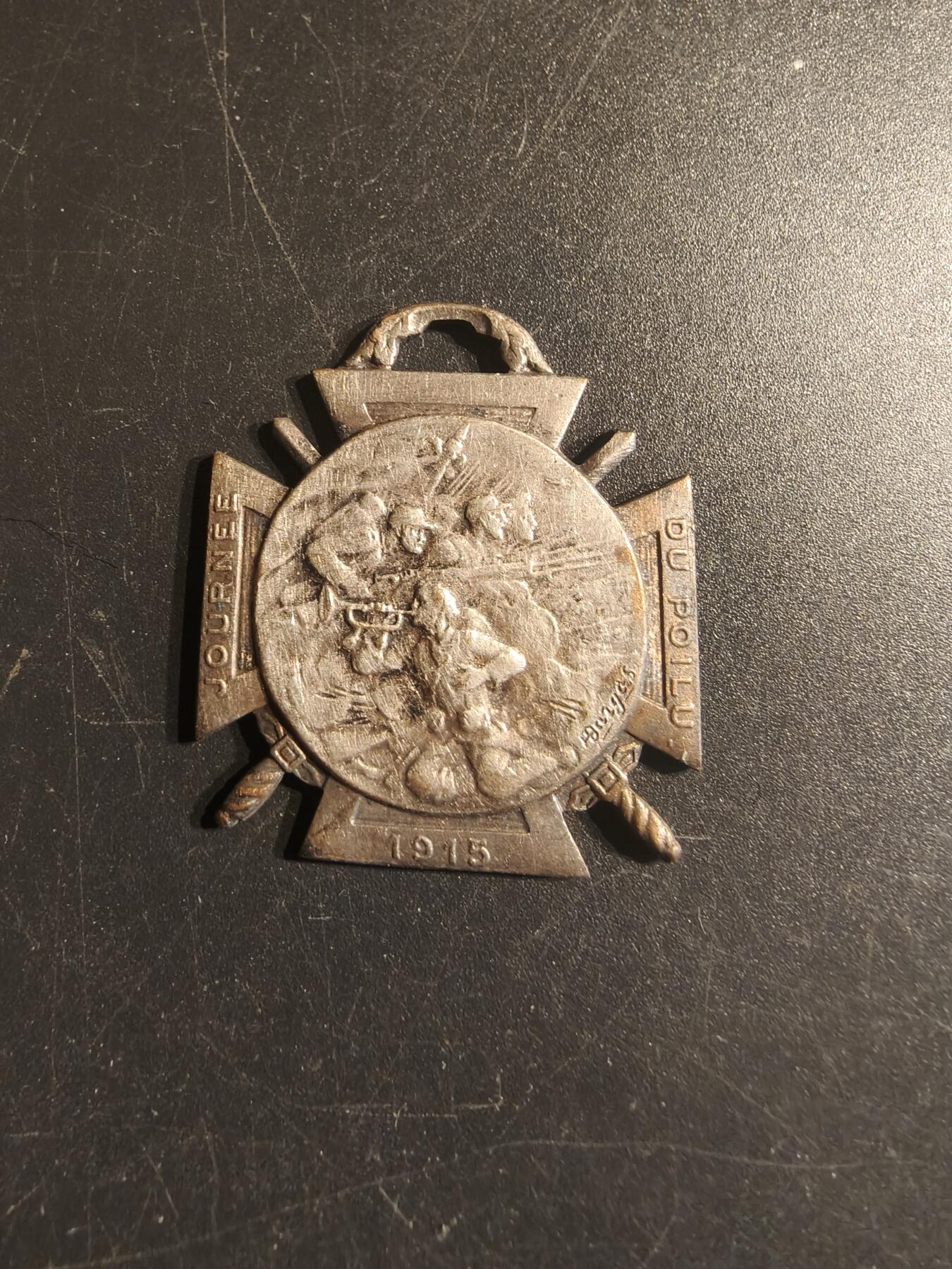 老王徽章第150期 法国一战士兵日纪念章 纪念参加1914马恩河战役、1915伊瑟河战役、1916索姆河战役和凡尔登战役的法国士兵 铜镀银版本
