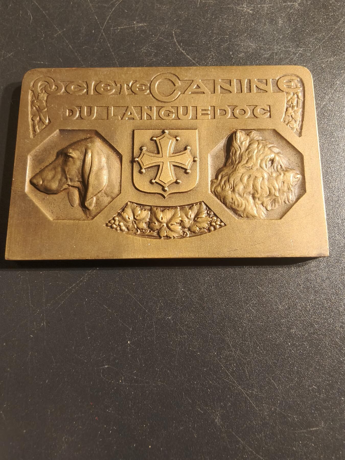 老王徽章第150期 法国朗格多克犬类协会展览方形大铜章    尺寸59×40mm   重量63.6g    1934年   带盒子
