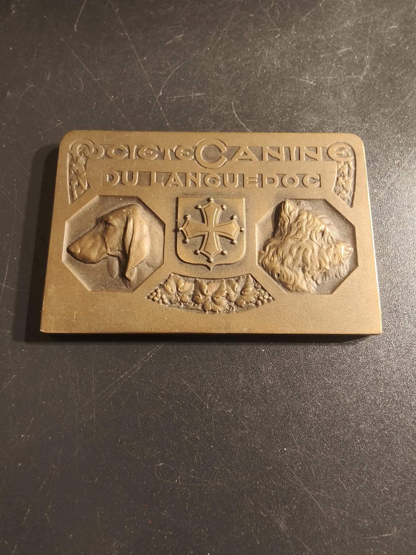 老王徽章第150期 法国朗格多克犬类协会展览方形大铜章    尺寸59×40mm   重量63.6g    1934年    带盒子