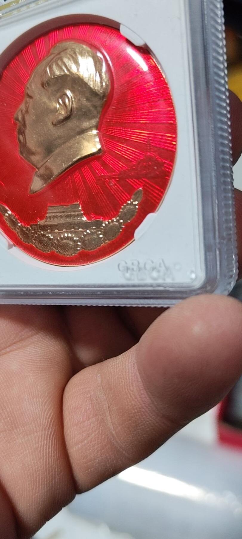 公博评级毛主席像章  公博评级毛主席像章—毛主席万岁，68高分，三圣地题材图案