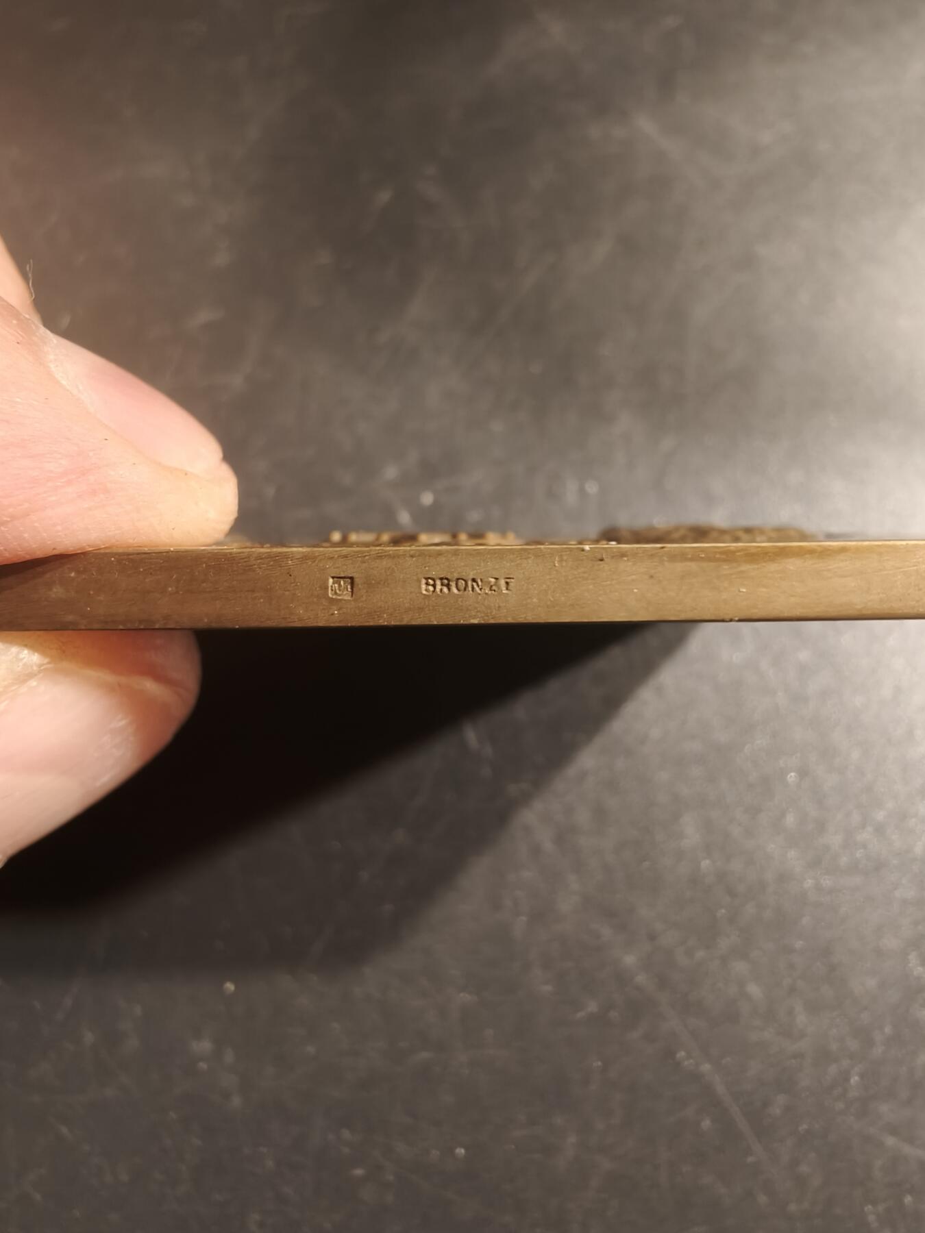 老王徽章第150期 法国朗格多克犬类协会展览方形大铜章    尺寸59×40mm   重量63.6g    1934年    带盒子