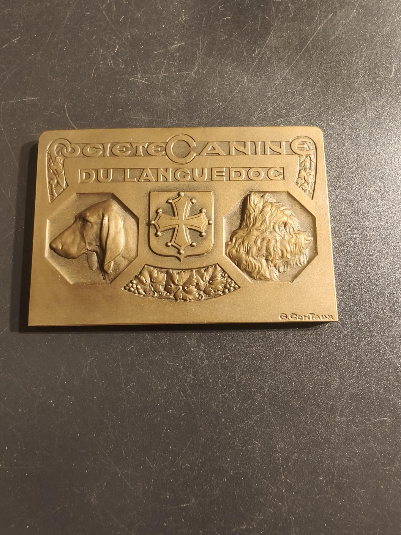 老王徽章第150期 法国朗格多克犬类协会展览方形大铜章    尺寸59×40mm   重量63.6g    1932年    带盒子