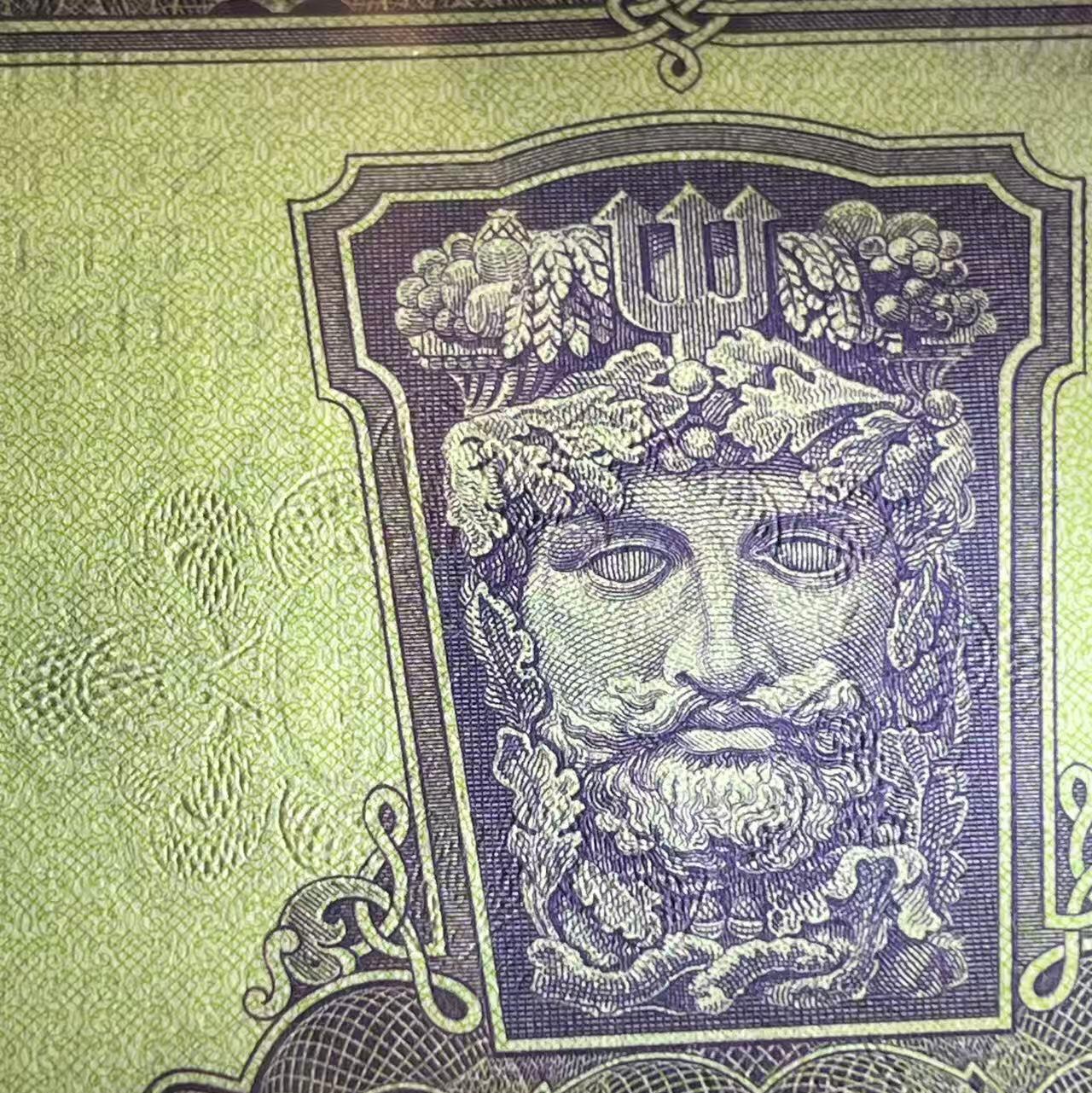 2025九月第三期（总193期） 爱尔兰1977年50镑TQG64分，不可多得的雕刻质感极其强烈，正面是爱尔兰人格化象征“拉维利夫人”，而背面是古凯尔特人的海神浮雕塑像，稀有的大票幅次高面值，高分品种更是少见，整张钞票雕刻压印清晰，是爱尔兰玩家不可多得的收藏品相