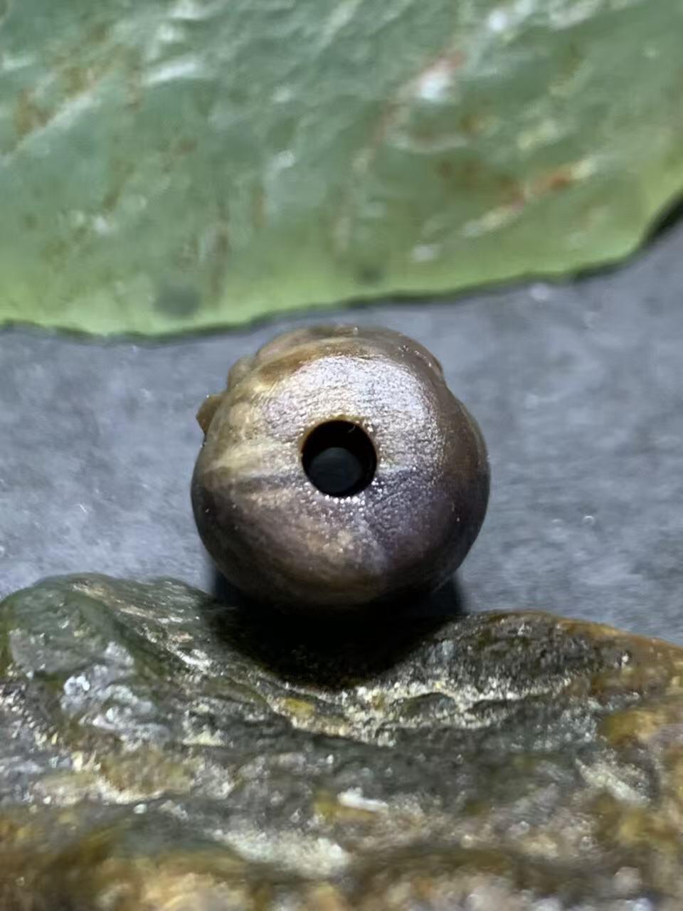 精美亚光战国红玛瑙手工雕刻佛字随形桶珠一个，