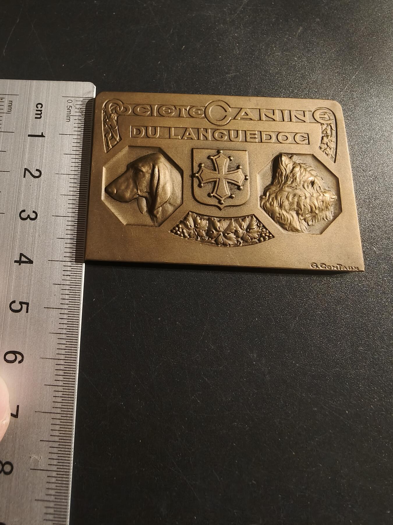 老王徽章第150期 法国朗格多克犬类协会展览方形大铜章    尺寸59×40mm   重量63.6g     1932年    带盒子